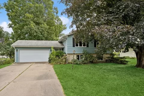 1174 Roselawn Ave W, Roseville, MN 55113