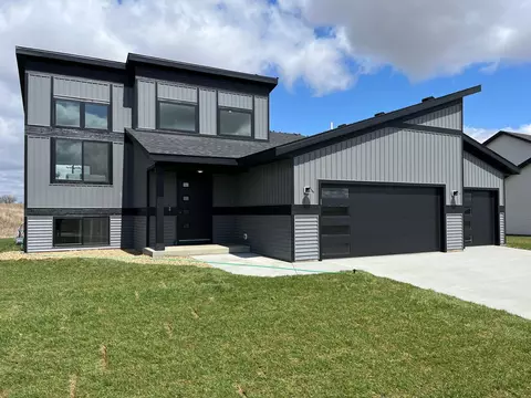 2210 Elk Run Dr SE, Pine Island, MN 55963