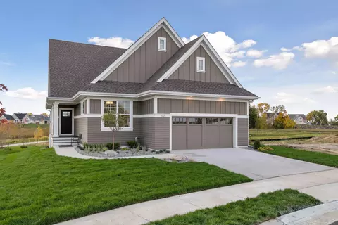 9054 Mills Ln, Chanhassen, MN 55317