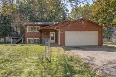 2122 Heritage Dr S, Shakopee, MN 55379