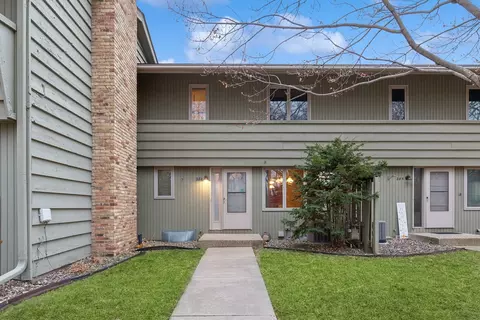 284 Windsor Ln, New Brighton, MN 55112