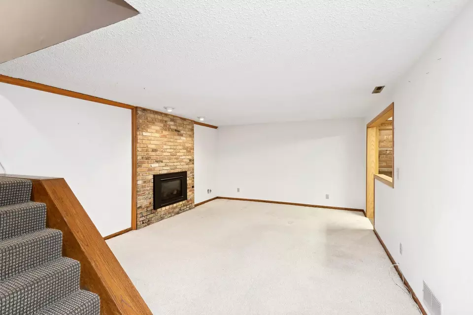  284 Windsor Ln, New Brighton, MN 55112 photo 10