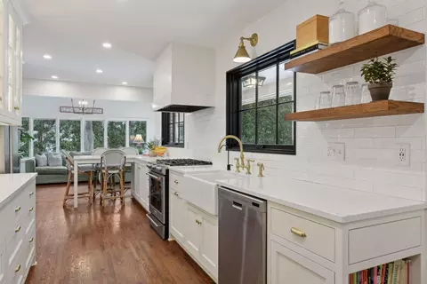 3840 Honeysuckle Rd, Deephaven, MN 55391