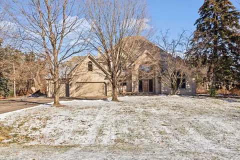 10 Raven Rd, North Oaks, MN 55127
