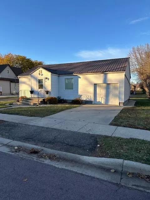 204 W Menage Ave, Lakefield, MN 56150