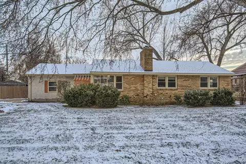 670 Roma Ave, Roseville, MN 55113