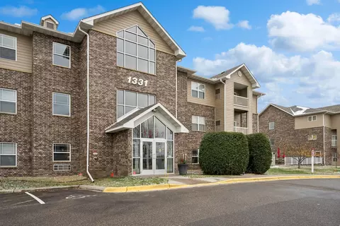 1331 Lake Dr W #A304, Chanhassen, MN 55317