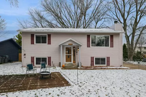 228 Highwood Dr, Chaska, MN 55318