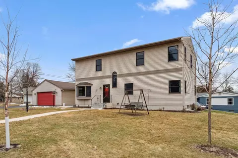 776 Rose Pl, Roseville, MN 55113