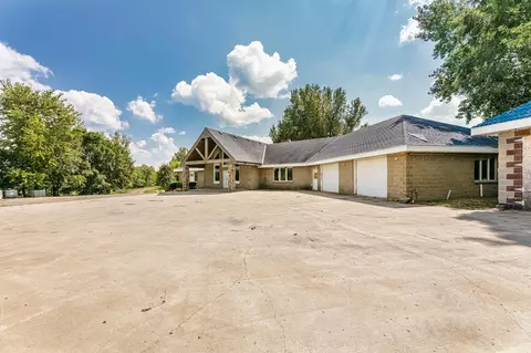306 30th St SW, Montrose, MN 55363