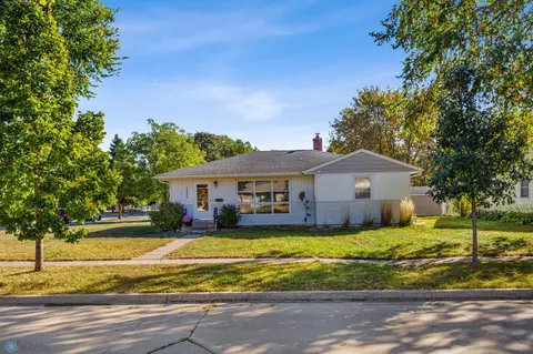 1402 12th St S, Fargo, ND 58103