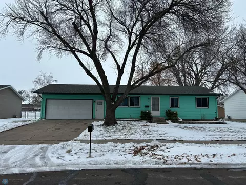 3013 11th Ave N, Fargo, ND 58102