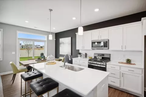 2073 Tyrone Dr, Shakopee, MN 55379