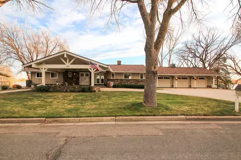 135 Fairlawn Ave E, Winsted, MN 55395