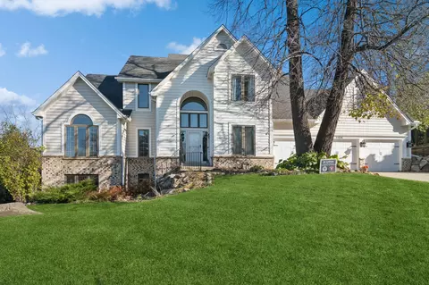 1104 Walden Ct, Burnsville, MN 55337