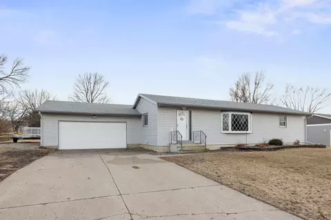 709 W 5th St, Winthrop, MN 55396
