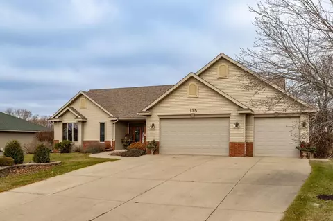 135 Quail Ridge Dr, Zumbrota, MN 55992