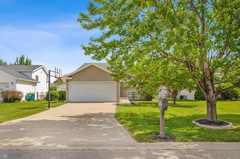 1445 Sheyenne Park Ct, West Fargo, ND 58078