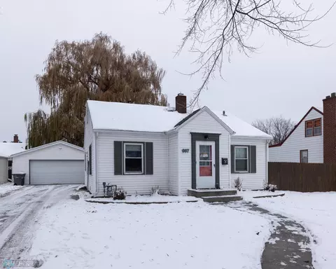607 11th St N, Moorhead, MN 56560