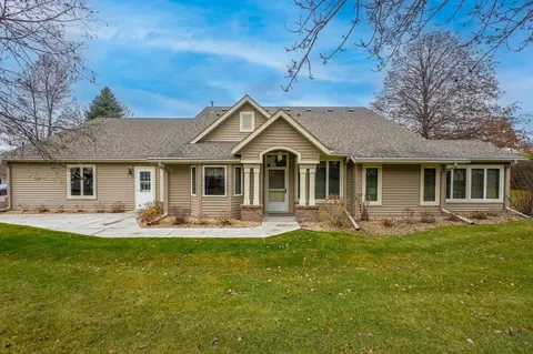 911 Towne Cir, Stillwater, MN 55082