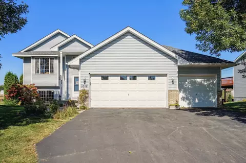 1018 Pioneer Trl SE, Cambridge, MN 55008