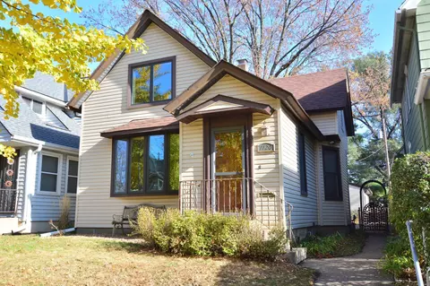 1120 Woodbridge St, Saint Paul, MN 55117