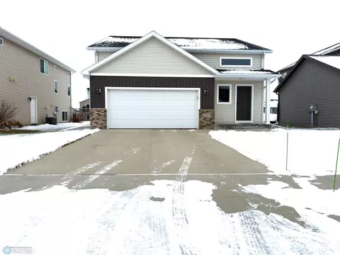 1357 Goldenwood Dr, West Fargo, ND 58078