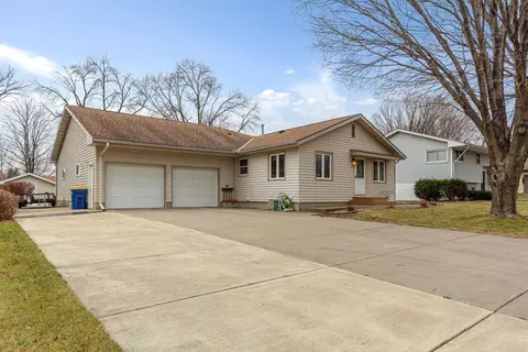 1401 Wellington Cres, Faribault, MN 55021