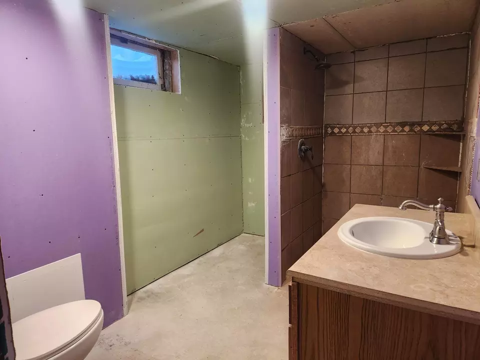 Bath - 412 Plum St, Lakefield, MN 56150 photo 2 of 2