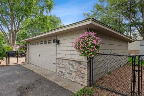4256 Diamond Dr, Eagan, MN 55122 photo 2