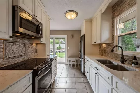 4256 Diamond Dr, Eagan, MN 55122 photo 10