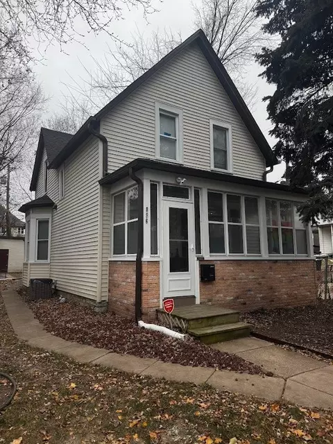 896 6th St E, Saint Paul, MN 55106