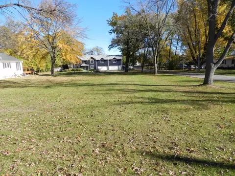 8 Nn 18th St SE, Forest Lake, MN 55025