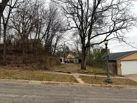 1034 Bradley St, Saint Paul, MN 55130
