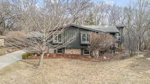 908 Woodlawn Ct, Burnsville, MN 55337
