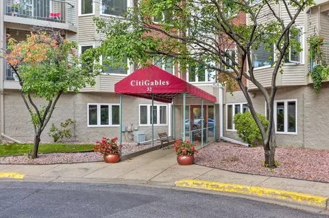 32 11th Ave S #214, Hopkins, MN 55343