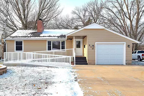 210 9th Ave SE, Faribault, MN 55021