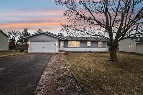 1210 Carriage Hills Dr S, Cambridge, MN 55008