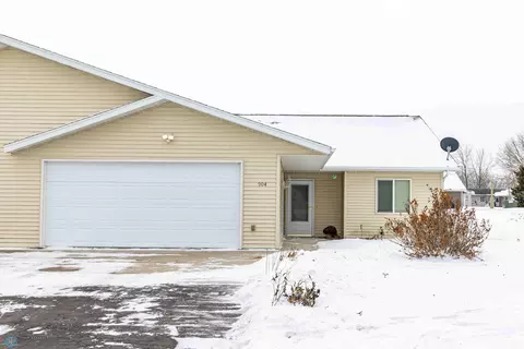 904 Maplewood Dr SE, Pelican Rapids, MN 56572