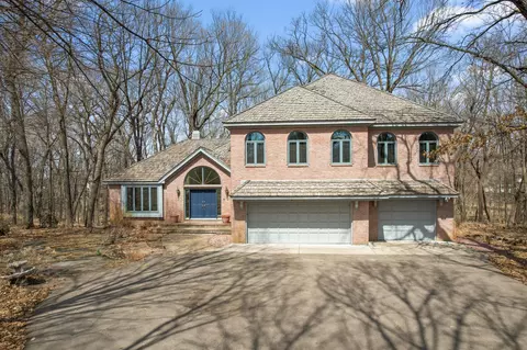 20660 Woodhaven Pl, Deephaven, MN 55331
