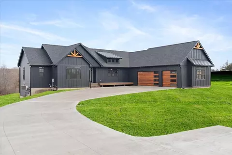 395 Moelter Ln, Hudson, WI 54016