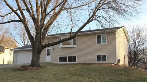 6641 Countryside Dr, Eden Prairie, MN 55346