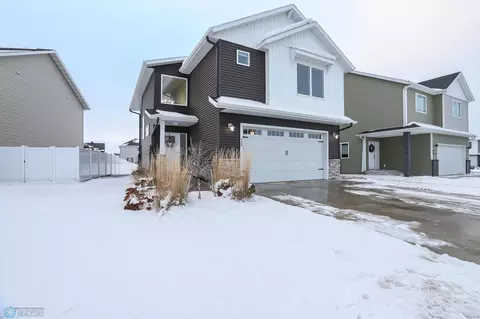 926 Ashley Dr W, West Fargo, ND 58078