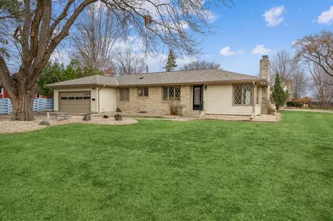 548 Clover Leaf Dr, Golden Valley, MN 55422
