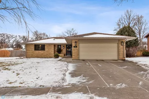 1226 Oak St N, Fargo, ND 58102