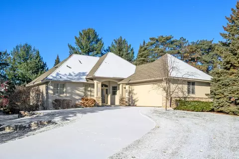 1050 Nena Dr, Stillwater, MN 55082
