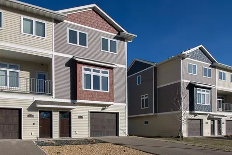2230 Rolling Green Trl, North Mankato, MN 56003