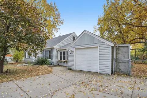 1470 Roselawn Ave W, Falcon Heights, MN 55113