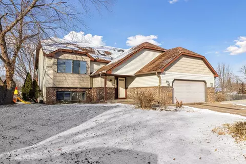 2400 Helmo Ave N, Oakdale, MN 55128