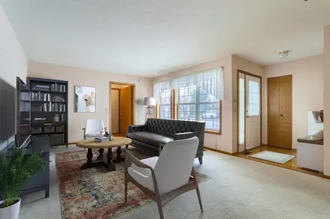 6890 Inverness Trl, Inver Grove Heights, MN 55077